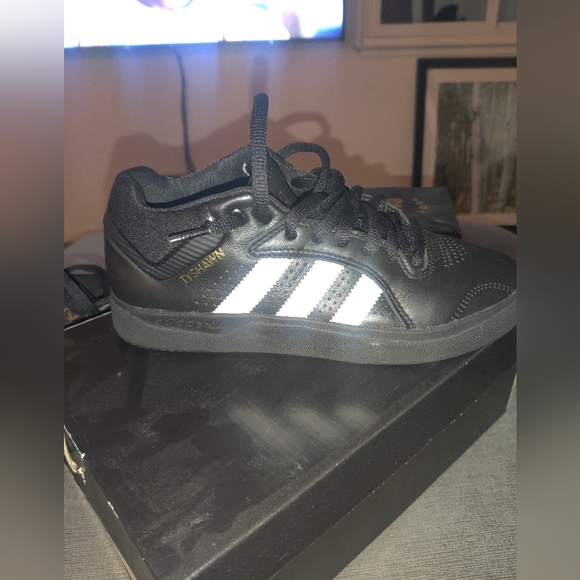 adidas Other - Tyshawn Mid Show
